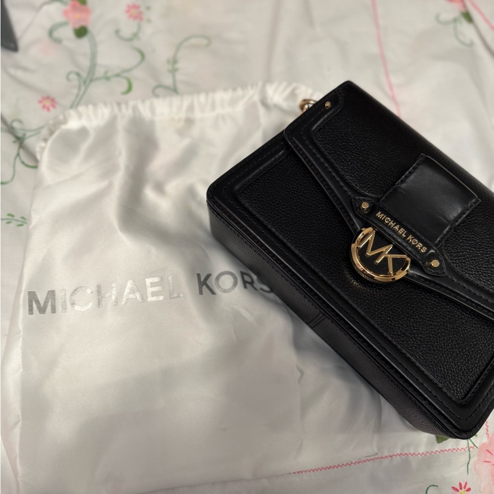 JESSIE BLACK LADIES MEDIUM PEBBLED LEATHER SHOULDER BAG..